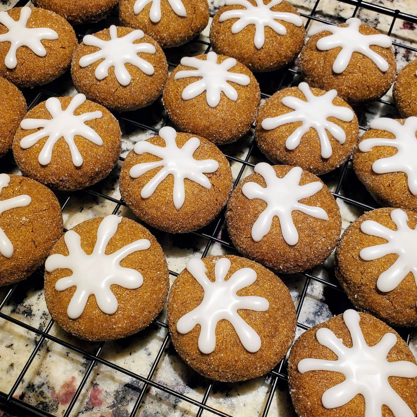 happy holidays! 🎄🎄🎄

these soft and chewy molasses drop cookies are my ultimate fave cookie to make during the winter. they're so warm and cozy, and adorable too!

#thegenzbaker #bakingfromscratch #molassescookies #cookies #homemadeholidays #thefeedfeed #cookiesofinstagram #undiscoveredbaker #thebakefeed #bakingblog #teenbakersofinstagram #teenbaker